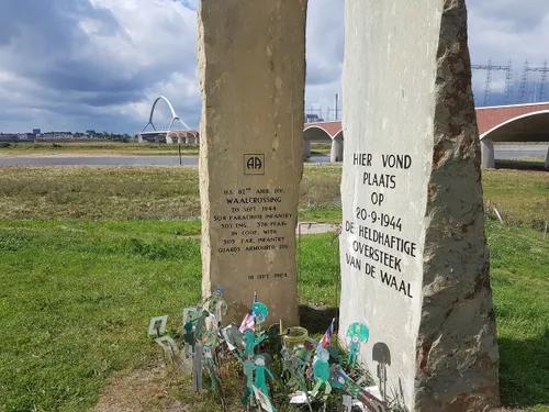 de oversteek monument aan de noordzijde 1