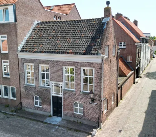 droneopname van het pand met rechts de zuidgevels van de zustersteeg droneopname jan quirijnen