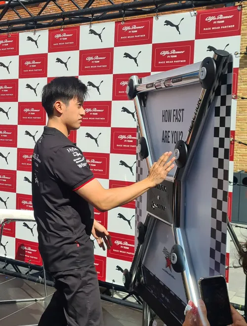 f1 coureur zhou speelt batak