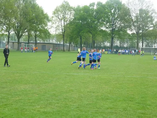 foto 2 kuijkse psv girls scoren