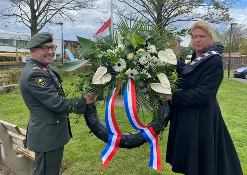 foto 2 veteraan remon den dulk en burgemeester willemijn van hees