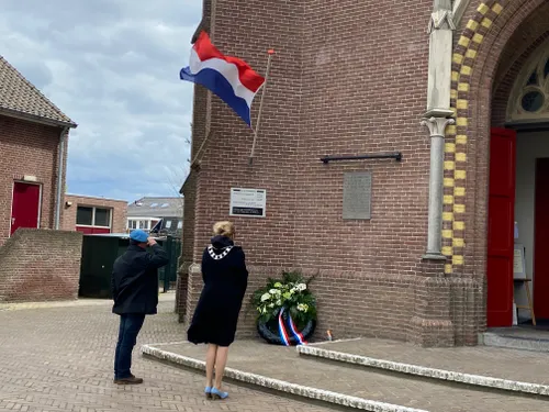 foto 6 plaquette bij de kerk in elshout