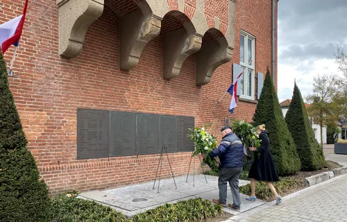 foto 7 plaquettes bij het gemeentehuis in drunen