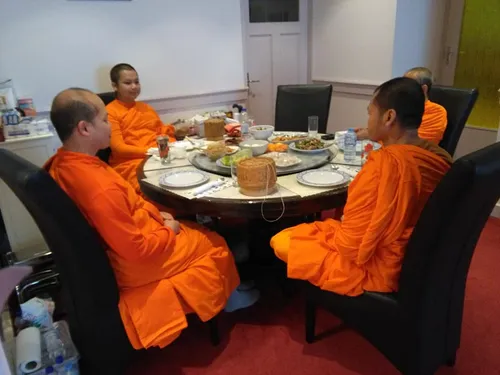 foto boeddhistische tempel te waalwijk met monniken in oranje pij