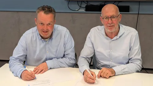 foto ondertekening samenwerking pieter hermsen en wilco de vries