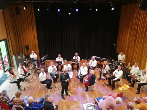 groepsfoto harmonie in de nwe schuur