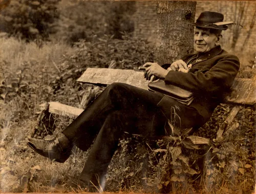 hewndrik knoop met veer op hoed