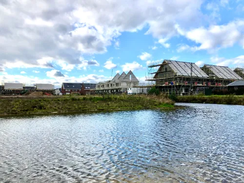 in geerpark wordt volop gebouwd links de bouw in morgenrood rechts goed