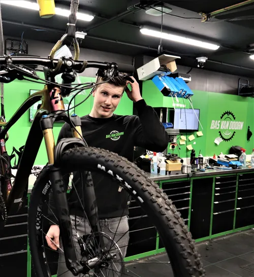 jordy in de werkplaats