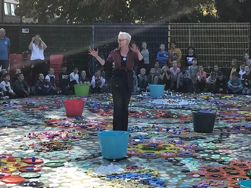 kunstenares marianne van heeswijk legt tapijt van vrede uit