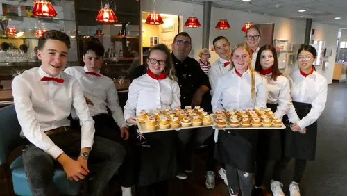 leerlingen van de overlaat met lekkernijen voor bewoners zandley