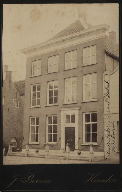 In 1890 werd dit midden 17e eeuwse herenhuis gesloopt. De stoeppalen, inclusief kettingen, staan nu bij Burchtstraat 3. Fotograaf: J. Boeren, Heusden. Bron: Beeldbank Streekarchief Langstraat Heusden Altena.
