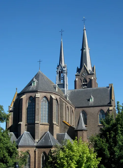 Achterzijde van de kerk met 5-voudige afsluiting van het koor en de daaronder gelegen straalkapellen