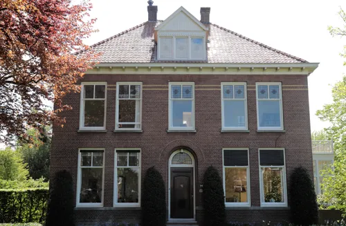 Een monumentaal gebouw in de bouwstijl van Berlage