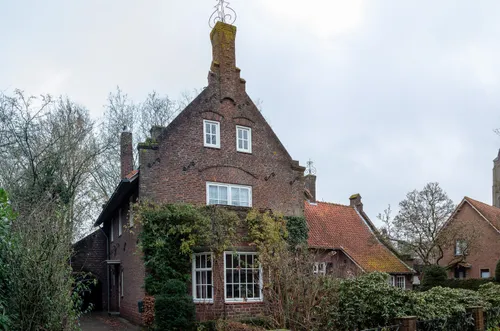In 1940 ontwierp Vlijmens architect Jan Luyben deze fraaie villa in de bouwstijl van de Delftse School