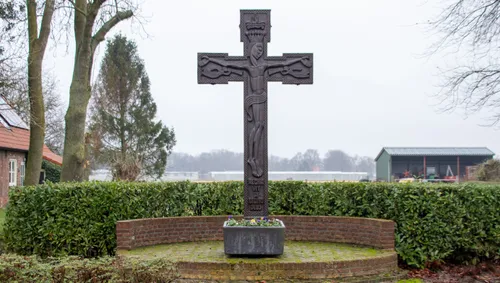 Het monumentale kruis aan de Haarsteegsestraat met op de achtergrond de bomen van Mariënkroon