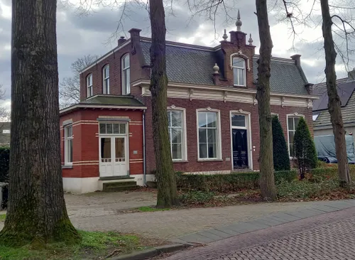 Het monumentale pand, Wolput 35 in Vlijmen. De hoofdbouw in de bouwstijl van het eclecticisme, de aanbouw in de bouwstijl van de neorenaissance