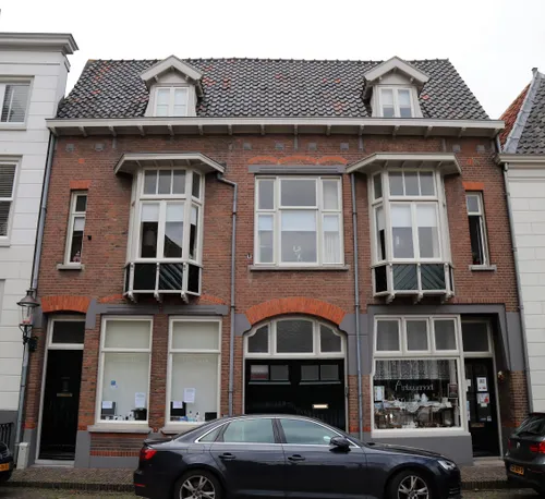 Het huidige gevelaanzicht met de twee beeldbepalende erkers