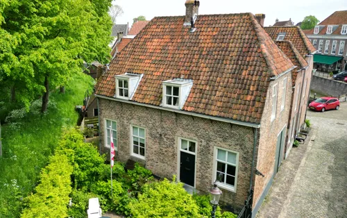 Het huidige pand, waarbij aan de rechterzijde de dubbele deur te zien is.