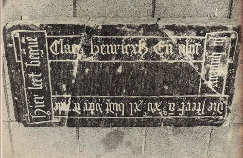 Deze arduinen steen is te bezichtigen in museum Het Gouverneurshuis. Het opschrift is in de koptekst verwerkt