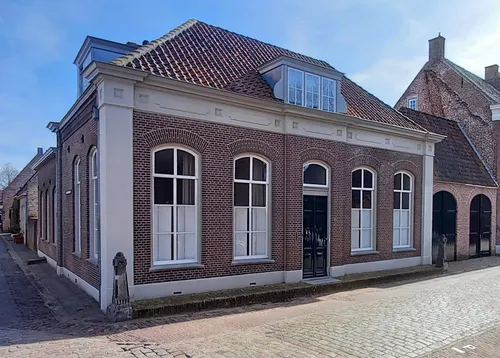 Het huidige vooraanzicht van het hoofdgebouw van de voormalige marechausseekazerne