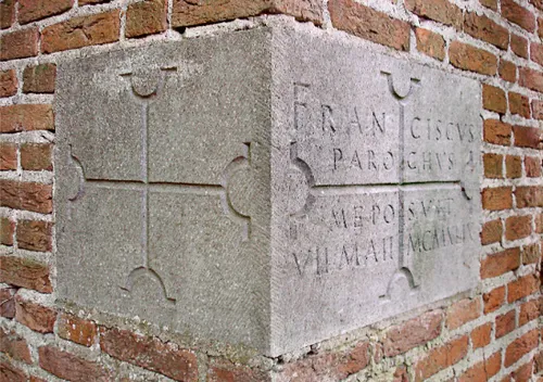 Op de hoeksteen zijn twee kruizen afgebeeld met uitwaaierende kruisarmen welke verwijzen naar het Sinaï-kruis, waar een heel oud klooster staat, dat is toegewijd aan Catharina van Egypte