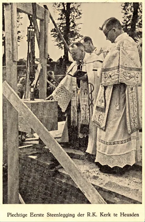 Plechtige eerste steenlegging. Pastoor F. Mommers verricht de plechtigheid geassisteerd door Jan Brouwers, deels achter de pastoor en Jacob Burghouts, beiden priesters uit Heusden