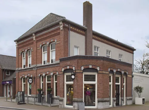 De rijk geornamenteerde voor- en zijgevel van ‘Het huis van Loeff’