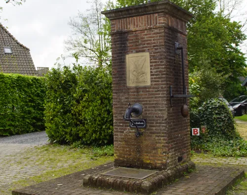 De gemetselde pomp waarin het filterinstallatie was gebouwd. Het bouwwerk had een opvulling van houtzaagsel, waardoor het geheel volkomen vorstvrij was. De totale hoogte is 2.70 meter en de breedte 1 meter