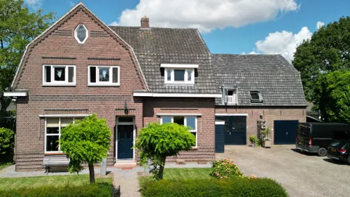 Droneopname van de voorgevels van de hoofdvleugel (links), zijvleugel(midden) en bedrijfsdeel (rechts)