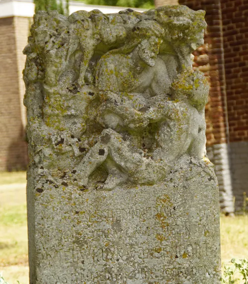 De gedenksteen ‘Barmhartige Samaritaan’. Een ontwerp van kunstenaar Wim van der Plas en uitgevoerd door de beeldhouwer Jacques de Bresser, beiden uit ’s-Hertogenbosch