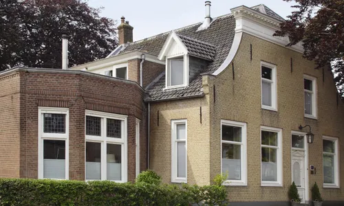 Aanzicht van de monumentale voorgevels van het woonhuis en de uitbreiding