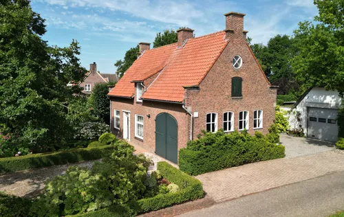 Het witte gebouw rechts was in 1945 gebouwd als noodwoning en bedrijfsruimte voor het gezin van Johannes Pechtold. Droneopname Jan Quirijnen