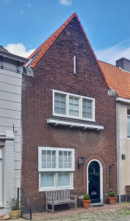 Een gevel met kenmerken uit de bouwstijl van de Amsterdams School