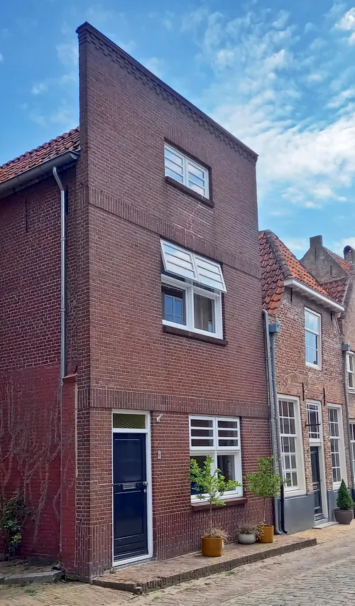 Pelsestraat 6, een pand met een voorgevel met kenmerken van de bouwstijl Amsterdamse School.