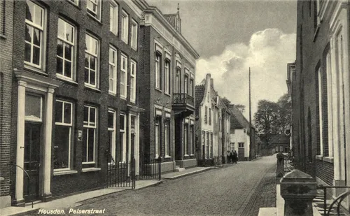 Pelsestraat 6: aan de linkerzijde het witte en derde pand met klokgevel ~1925