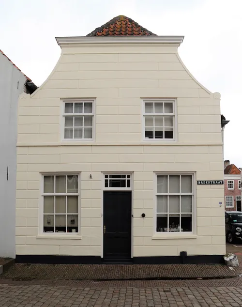 Gepleisterde en in kleur geschilderde gevel aan de Breestraat.