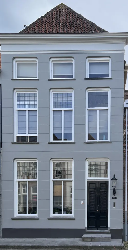 Afbeelding van de voorgevel in de Breestraat