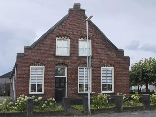 De huidige voorgevel aan de Elshoutse Kerkstraat