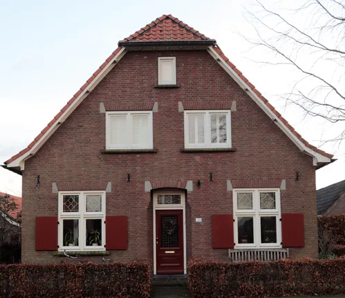 Woonboerderij Nieuwkuijksestraat 121 met rode luiken