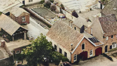 Luchtfoto uit 1949 van het woonhuis en de bedrijfsruimte