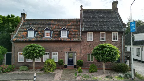 Het huidige woonhuis en de voormalige bedrijfsruimte na meerdere verbouwingen.