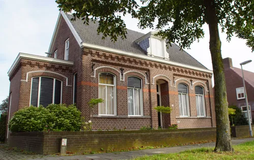 Nieuwkuijksestraat 74, met voorgevel en aanbouw aan de westgevel