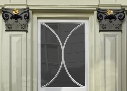 Afbeelding van het bovenlicht met gedeeld glas tussen de zuilen en de kapitelen van de pilasters