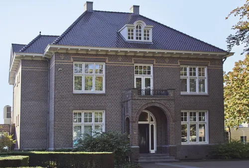 Vooraanzicht van de woning, waarbij linksboven de verschillende dakvlakken goed zichtbaar zijn