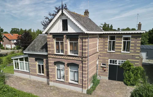 Droneopname van de zuidoostgevel van het monumentale woonhuis, gebouwd in 1906