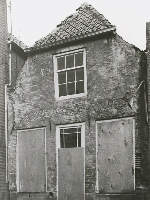 Het verkrotte pand in 1960.