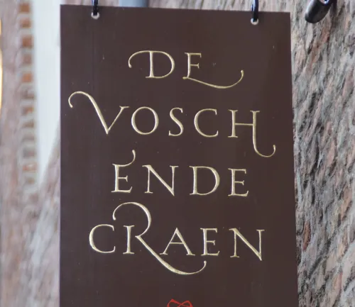 Foto van het uithangbord, ontworpen en gemaakt door Joost Nijssen. ‘Craen’ staat voor kraanvogel en is het symbool van de waakzaamheid