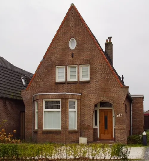 De voorgevel van het woonhuis in de bouwstijl van de Amsterdamse School.