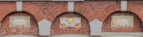 De drie cartouches met opschriften en&nbsp; engelenkopje